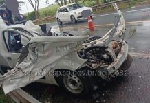 Colisão frontal entre caminhão e Fiorino deixa dois mortos na SP-323
