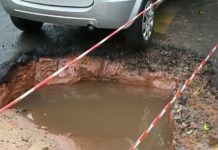 Carro cai em buraco na Rua Bahia e sofre avarias