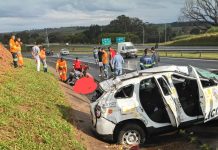 Viatura da Polícia Militar Rodoviária capota na Rodovia Faria Lima