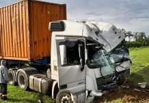 Carreta desgovernada bate em dois carros e derruba poste na Camilo Dinucci