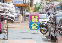 Prefeitura orienta comerciantes sobre a proibição de placas publicitárias nas calçadas e vias da cidade
