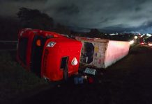 Carreta com carga de carne tomba na Rodovia Washington Luís