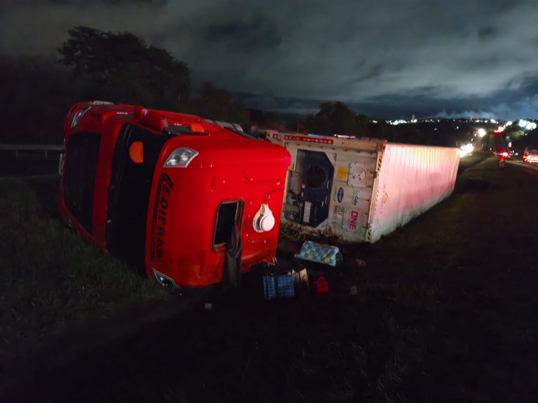 Carreta com carga de carne tomba na Rodovia Washington Luís