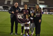 Ídolo afeano, Ricardinho recebe camisa em celebração aos 100 jogos pelo clube