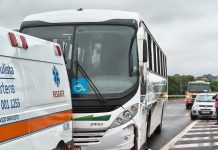 Motociclista é atingida por ônibus em acidente envolvendo mais dois carros na SP-255