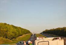 Pneu de van estoura e causa acidente na Rodovia Washington Luís