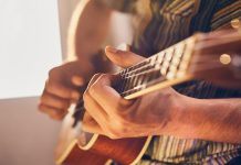 “Viola na Praça” leva sertanejo raiz à Praça das Bandeiras