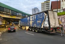 Carreta fica enroscada embaixo do Terminal de Integração