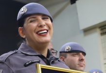 Diploma de Atuação na Política sobre Drogas reconhece atuação da cabo PM Vanessa Floriano no Proerd