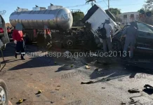 Engavetamento envolvendo 4 carretas e 5 carros causa congestionamento na SP-255