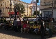 Funcionários de terceirizada voltam a fazer protesto em frente à Prefeitura por falta de pagamento