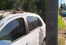Carro é abandonado depois de invadir calçada de condomínio