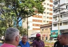 Funcionários de terceirizada fazem protesto em frente à Prefeitura por falta de pagamento