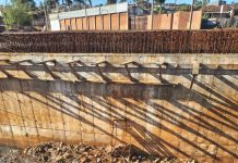 Carro cai em barranco da obra da Via Expressa