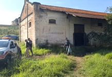 Polícia Militar aborda suspeito em barracão que foi palco de estupro no último sábado (8)