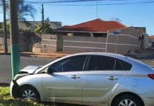 Carro de casal colide em poste na rotatória do AME