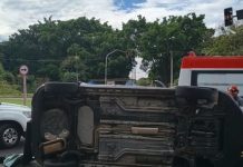 Idoso é socorrido depois de capotamento no balão do Jardim Botânico