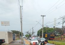 Mancha de óleo na pista quase provoca acidente na Padre José de Anchieta