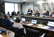 CCJ do Senado aprova PEC que acaba com jornada 6×1