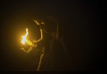 “Cortina de Fumaça” abre o FIDA com reflexão sobre violências cotidianas (dia 18)