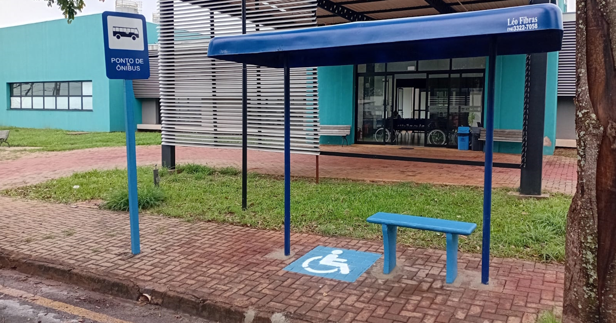 Ponto de ônibus em frente ao Cria recebe banco e cobertura