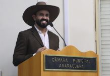 Cantor Marlon Oliveira recebe Título de Cidadão Araraquarense da Câmara Municipal