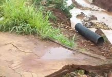 Chuvas fazem surgir grande buraco em calçada da Rua Domingos Zanin