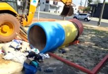 Prefeitura retira canos de concreto usados como moradia por casal na Praça do Paliteiro