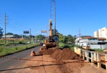 Buraco na ponte da Domingos Zanin já está sendo tampado pela equipe de obras