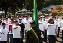 Juramento da Bandeira reúne mais de 100 jovens no Tiro de Guerra 02-002