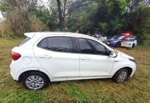 GCM recupera carro furtado, abandonado em mata atrás do Espaço kaparaó