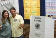 Ao votar no Rio de Janeiro, Flávio diz que representa a mudança