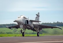 Primeiro Gripen E produzido em Gavião Peixoto pela Embraer realiza voo inaugural